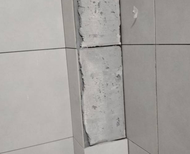 肃宁瓷砖空鼓维修公司分享下瓷砖施工前基层浇水润湿程度不足，可能导致以下问题